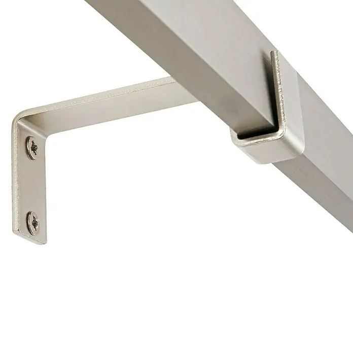 Stilgarnitur Up Right - Länge Gardinenstange: 120 cm - 210 cm, Edelstahl-Optik - Nahaufnahme einer silbernen Gardinenstange mit Halterung, die an einer Wand befestigt wird und ein modernes Design aufweist.