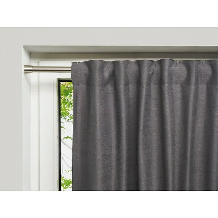 Spannstange Stretch - Edelstahl-Optik, Auszugslänge: 120 cm - 220 cm - Grauer Verdunkelungsvorhang hängt an einer Gardinenstange und sorgt für Privatsphäre und Dunkelheit im Raum.