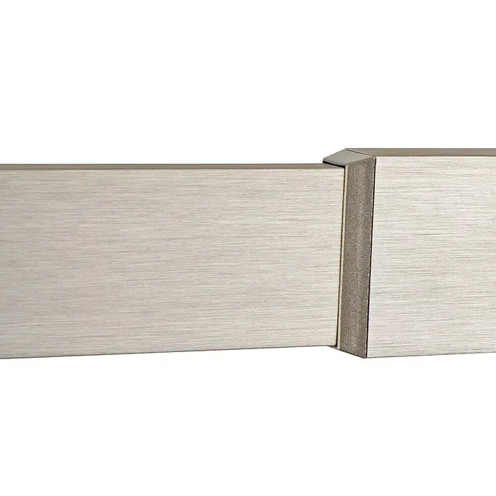 Stilgarnitur Up Right - Länge Gardinenstange: 120 cm - 210 cm, Edelstahl-Optik - Detailaufnahme einer modernen, gebürsteten Metallstange mit präziser Eckverbindung, ideal für minimalistische Raumgestaltung und stilvolle Akzente.