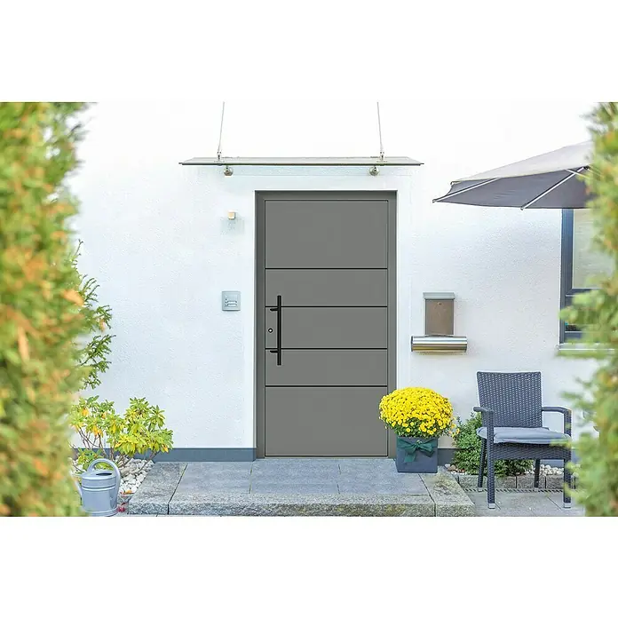 Splendoor Haustür Premium Kiel - 110 cm x 210 mm, DIN Anschlag: Links, Graualuminium - Moderne graue Haustür mit horizontalen Linien und einem schwarzen Griff, eingebettet in eine gepflegte Fassade mit Pflanzen.