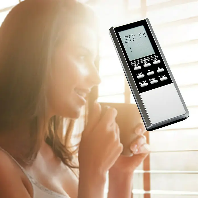 Intertechno Funk-Timer ITZ-505 - Batteriebetrieben - Nahaufnahme einer Wireless-Timer-Fernbedienung mit LCD-Display und mehreren Tasten zur Steuerung verschiedener Funktionen.