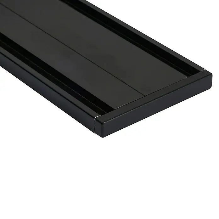 Endstück Level Verdunkelungssystem - 2 Stk., Schwarz, Passend für: Vorhangschienen Level 2-läufig - Nahaufnahme einer schwarzen, rechteckigen Magnetleiste. Das elegante Design und die präzise Verarbeitung machen sie zum Blickfang.