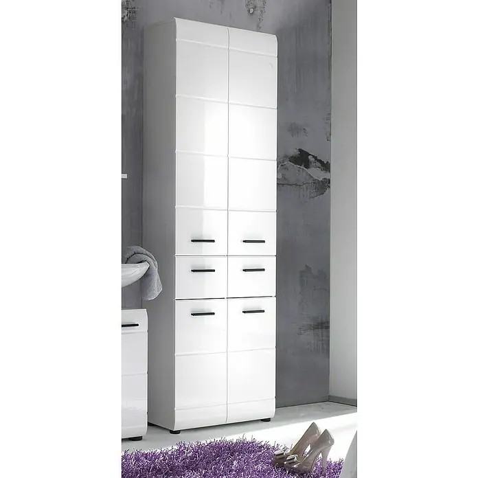 Trendteam Skin Hochschrank - 60 x 31 x 182 cm, Weiß - Aufnahme eines weißen Badezimmerschranks mit Schubladen, der auf einem lilafarbenen Teppich mit Damenschuhen steht.