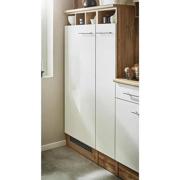 Respekta Küchenleerblock Hilde - Breite: 310 cm, Weiß, Matt, Holzoptik, Ohne Elektrogeräte - Einbaukühlschrank mit weißen Fronten und Holzsockel in einer modernen Küche. Küchenschränke mit Schubladen und Arbeitsplatte sind auch sichtbar.