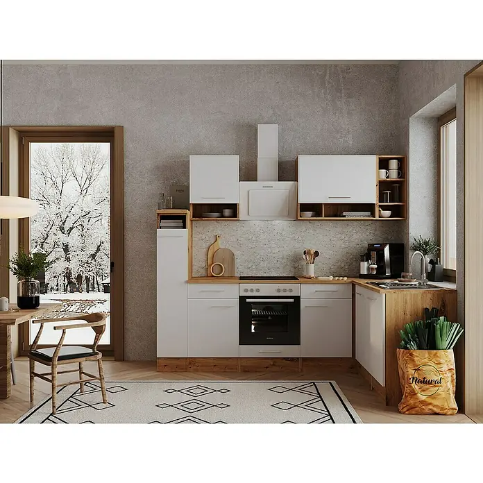 Respekta Küchenleerblock Hilde - Breite: 250 cm, Weiß, Matt, Holzoptik, Ohne Elektrogeräte - Küchenansicht mit weißen Schränken, Holzdetails und einem Fenster mit winterlicher Aussicht, die eine helle und natürliche Atmosphäre schafft.