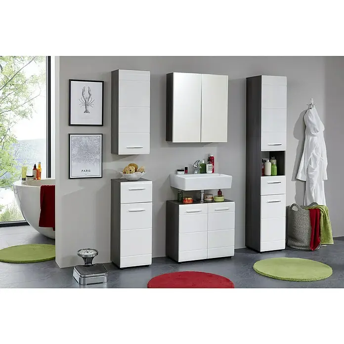 Trendteam Line Hängeschrank - 30 x 24 x 77 cm, Sardegna Silber/Weiß - Badezimmer-Ensemble mit weißen und grauen Möbeln. Der Fokus liegt auf den modernen Waschtischen und dem passenden Spiegelschrank.