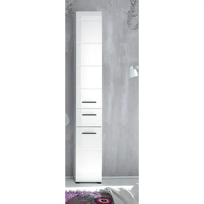 Trendteam Skin Hochschrank - 30 x 31 x 182 cm, Weiß - Ein hochglänzender, weißer Badezimmerschrank mit Schubladen und Fächern steht vor einer grauen Wand. Praktische Badmöbel für mehr Stauraum.