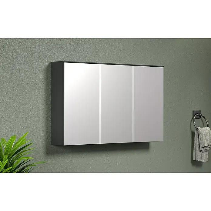 Trendteam Synnax Spiegelschrank - B x H: 120 x 70 cm, Ohne Beleuchtung, Holz, Anthrazit - Ein moderner Spiegelschrank mit drei Türen hängt an einer grünen Wand im Badezimmer, daneben ein Handtuchring mit Handtuch.