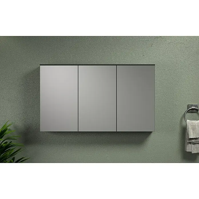 Trendteam Synnax Spiegelschrank - B x H: 120 x 70 cm, Ohne Beleuchtung, Holz, Anthrazit - Ein moderner Badezimmerschrank mit drei Spiegeltüren hängt an einer olivgrünen Wand und bietet praktischen Stauraum im Bad.