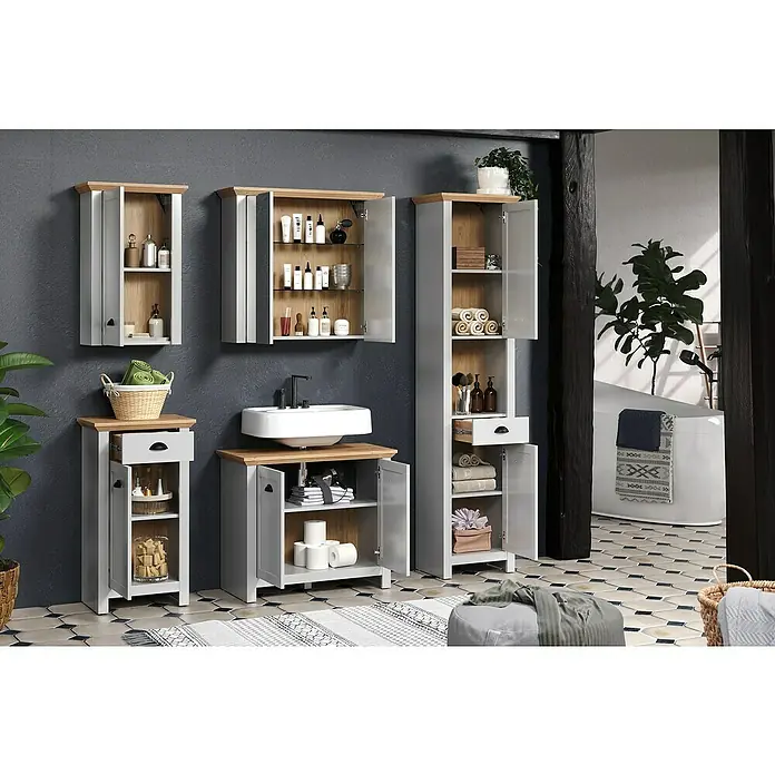 Trendteam Landside Hängeschrank - 46 x 24 x 73 cm, Lichtgrau/Artisan Eiche - Badezimmer-Interieur mit grauen Holzschränken und einem weißen Aufsatzwaschbecken. Die Schränke bieten Stauraum und Ablageflächen.