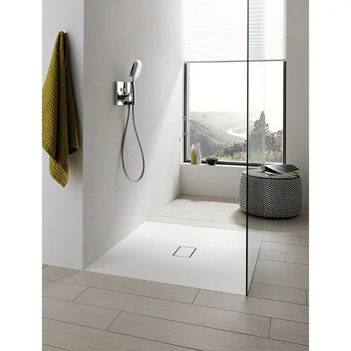 Camargue Duschelement Flat - 90 x 90 cm, Mineralwerkstoff, Ablauf: Waagerecht, Weiß - Elegante, ebenerdige Dusche mit Armatur und Handtuch. Der Duschbereich ist mit einer Glasscheibe abgetrennt und bietet einen Ausblick.