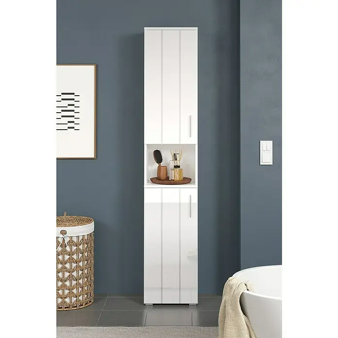 Trendteam Wons Hochschrank - 37 x 31 x 192 cm, Weiß - Badezimmeraufnahme mit einem weißen Badezimmerschrank mit offenem Fach zur Aufbewahrung von Badartikeln und einer Wäschetruhe.