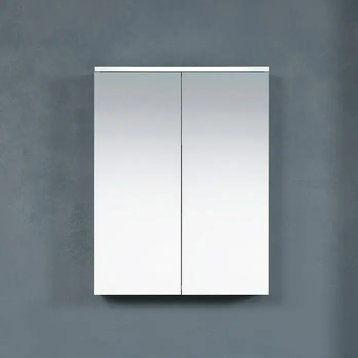 Trendteam Wons Spiegelschrank - B x H: 60 x 78 cm, Ohne Beleuchtung, Holz, Weiß - Ein stilvoller Spiegelschrank mit zwei Türen hängt an einer grauen Wand und bietet praktische Aufbewahrung und ein modernes Design für Ihr Badezimmer.