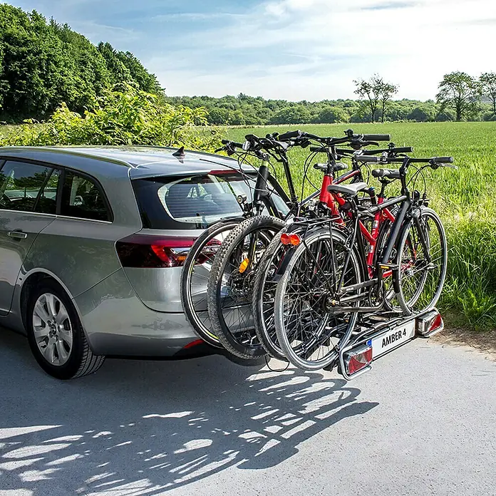 Eufab Fahrradträger Amber IV - Geeignet für: 4 Fahrräder, Passend für: Fahrzeuge mit Anhängerkupplung - Fahrradträger AMBER 4 am Heck eines Autos mit drei Fahrrädern befestigt, ideal für Radausflüge.