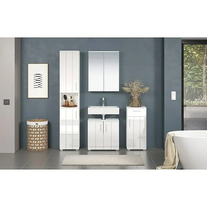 Trendteam Wons Spiegelschrank - B x H: 60 x 78 cm, Ohne Beleuchtung, Holz, Weiß - Ein Badezimmer mit weißen Badmöbeln, darunter ein Waschbeckenunterschrank, ein Spiegelschrank und ein Hochschrank, sowie ein Wäschekorb.