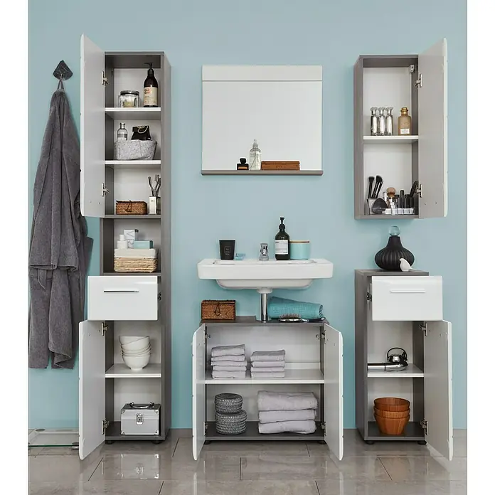 Trendteam Line Waschtischunterschrank - 60 x 31 x 57 cm, Sardegna Silber/Weiß, Glänzend - Badezimmer-Interieur mit Waschbeckenunterschrank, Hängeschrank und Hochschrank in Grau und Weiß.