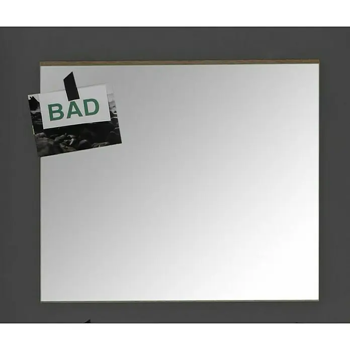 Trendteam Set-One Wandspiegel - 60 x 55 cm, Eiche San Remo - Ein quadratischer Spiegel mit Holzrahmen und einer Notiz mit dem Wort "BAD" darauf, montiert an einer dunklen Wand.