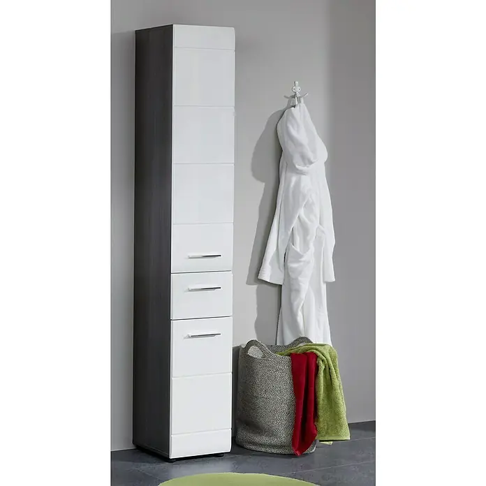 Trendteam Line Hochschrank - 30 x 31 x 182 cm, Sardegna Silber/Weiß - Elegantes Badezimmer mit einem hohen, schlanken Schrank in Grau und Weiß, der zusätzlichen Stauraum bietet. Ein Bademantel und ein Korb ergänzen das moderne Design.