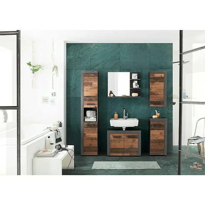 Trendteam Indy Waschtischunterschrank - 72 x 34 x 56 cm, Matera/Old Wood, Matt - Ein modernes Badezimmer-Set mit Waschtisch, Spiegel und Hochschränken in Holzoptik und dunklem Rahmen vor einer grünen Steinwand.