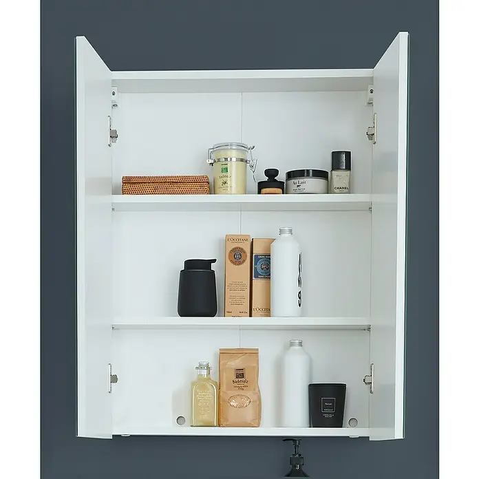Trendteam Skin Spiegelschrank - B x H: 60 x 67 cm, Ohne Beleuchtung, Holz, Weiß - Aufnahme eines weißen Spiegelschranks mit verschiedenen Badprodukten wie Seife, Lotion und Cremes in Glas und anderen Behältern.