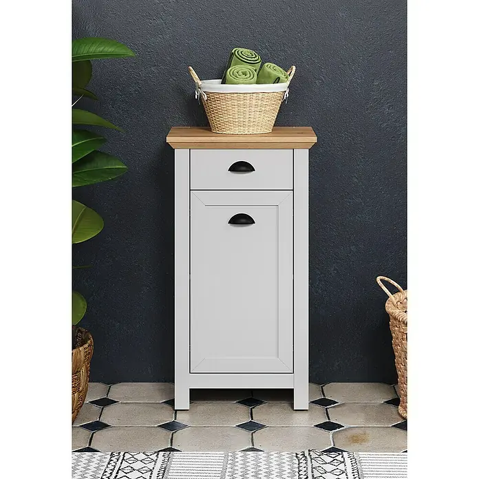 Trendteam Landside Bad-Beistellschrank - B x T x H: 46 x 33 x 84 cm, Lichtgrau/Artisan Eiche - Schmaler Badezimmerschrank in Grau mit Holzplatte und geflochtenem Korb mit grünen Handtüchern für zusätzlichen Stauraum.