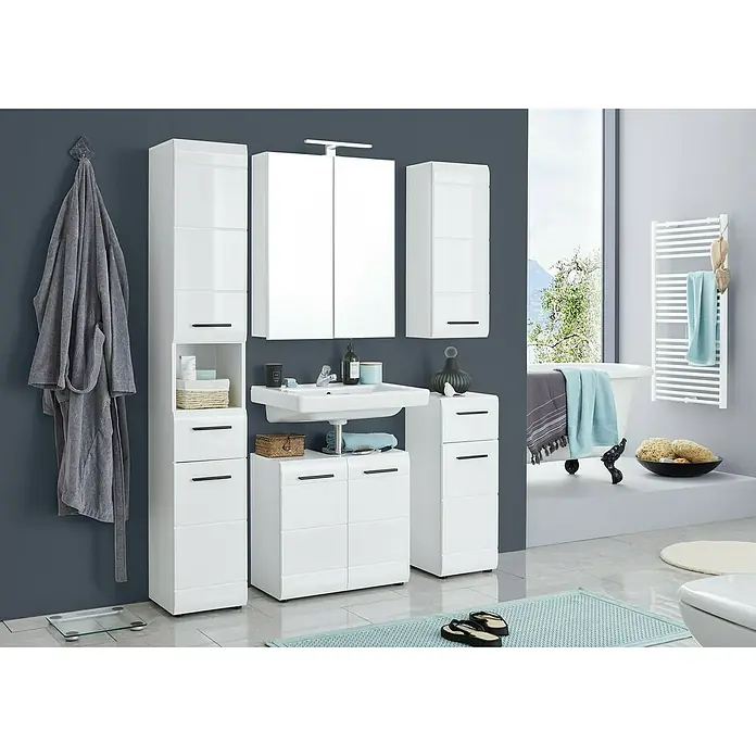 Trendteam Skin Spiegelschrank - B x H: 60 x 67 cm, Ohne Beleuchtung, Holz, Weiß - Ein modernes Badezimmer mit weißen Möbeln, darunter ein Waschtischunterschrank, Hochschränke und ein Spiegelschrank.