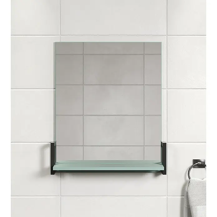 Trendteam Matrix Ablagespiegel - 64 x 24 x 74 cm, Dusk Blue/Schwarz - Ein rechteckiger Badspiegel mit einer grünen Glasablage, die von schwarzen Halterungen gehalten wird, vor einer weißen Fliesenfassade.