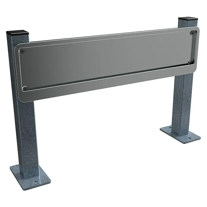 Schake Halterung - 520 x 350 mm, Stahl, Aufdübeln - Nahaufnahme einer Schildertafel auf zwei stabilen Metallpfosten, ideal zur Beschilderung von Außenbereichen, mit schlichtem Design.