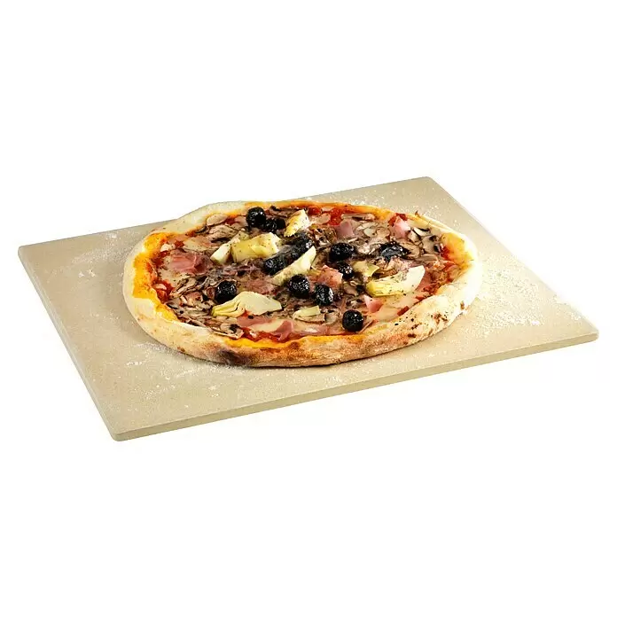 Barbecook Pizzastein - L x B: 43 x 35 cm, Keramik - Heller Pizzastein mit Mehl, belegt mit einer gekochten Pizza mit Schinken, Pilzen, Oliven und Artischocken.