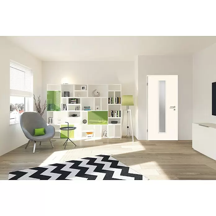 GetaDoor Laminit Zimmertür GL 223 LA-1 - 860 x 2.110 mm, DIN Anschlag: Links, Weiß seidenmatt, Röhrenspan, Satiniertes Glas - Moderne weiße Innentür mit Milchglaseinsatz und silbernem Griff, in einem modernen Wohnzimmer.