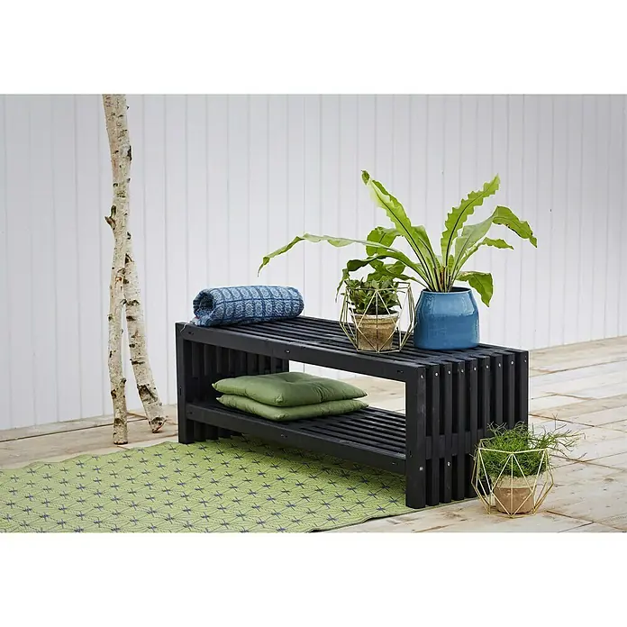 Plus Gartenbank Rustik - B x T x H: 138 x 49 x 45 cm, Nadelholz, Schwarz, inkl. Unterfach - Schwarze Holzbank mit zwei Ebenen, dekoriert mit Pflanzen, einer Decke und Kissen, die eine stilvolle und funktionale Ergänzung für jeden Raum darstellt.
