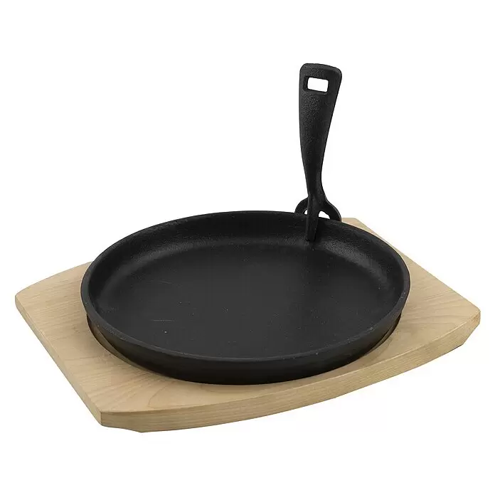 Barbecook Grillpfanne - L x B: 27 x 23 cm, Höhe: 3,5 cm, Gusseisen - Schwarze Gusseisen-Servierplatte mit abnehmbarem Griff auf einem hellen Holzservierbrett.