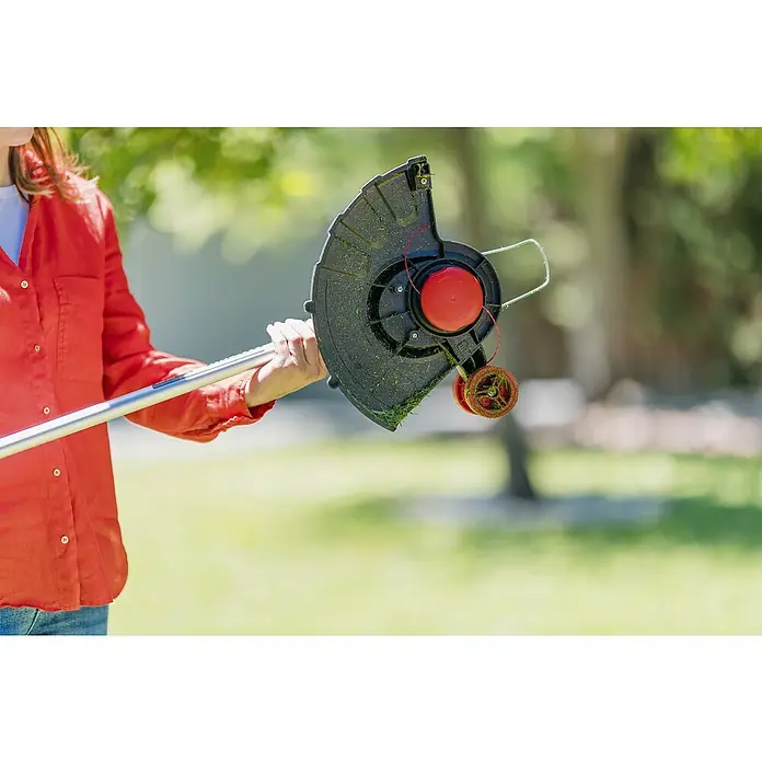 Ducati Recortabordes de batería DGT401L - 40 V, 2,5 Ah, Iones de litio, Sin batería, Ancho de corte hilo: 30 cm - Primer plano de un cortabordes de hilo sostenido por una persona al aire libre. La herramienta está lista para el mantenimiento del jardín.