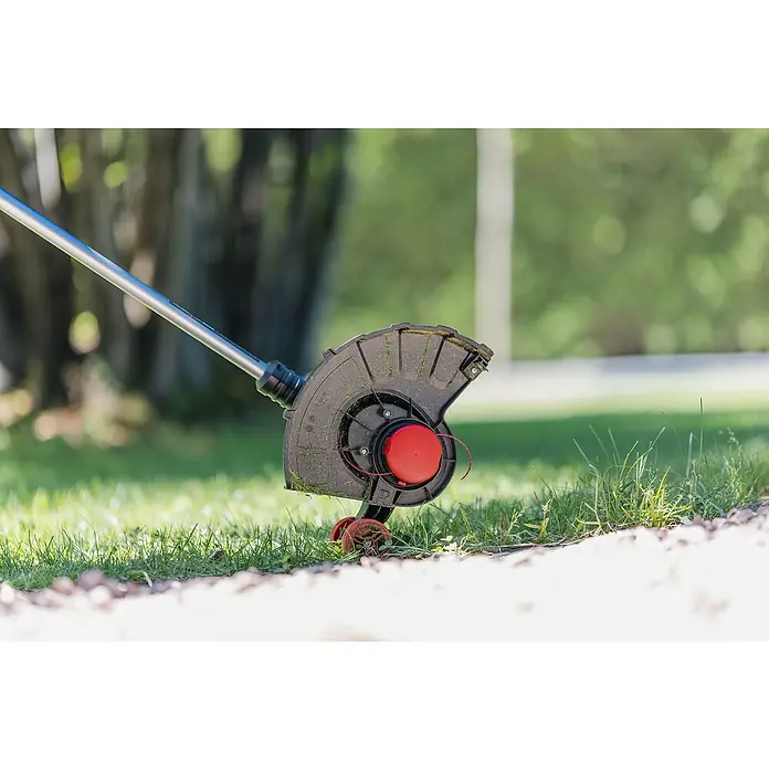 Ducati Recortabordes de batería DGT401L - 40 V, 2,5 Ah, Iones de litio, Sin batería, Ancho de corte hilo: 30 cm - Primer plano de un cortacésped con bobina roja sobre una zona de césped.