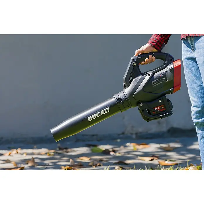 Ducati Soplador de hojas de batería DBL401L - 40 V, Sin batería, Velocidad de soplado: 193 km/h - Un primer plano de un soplador de hojas inalámbrico Ducati que está siendo sostenido por una persona al aire libre.