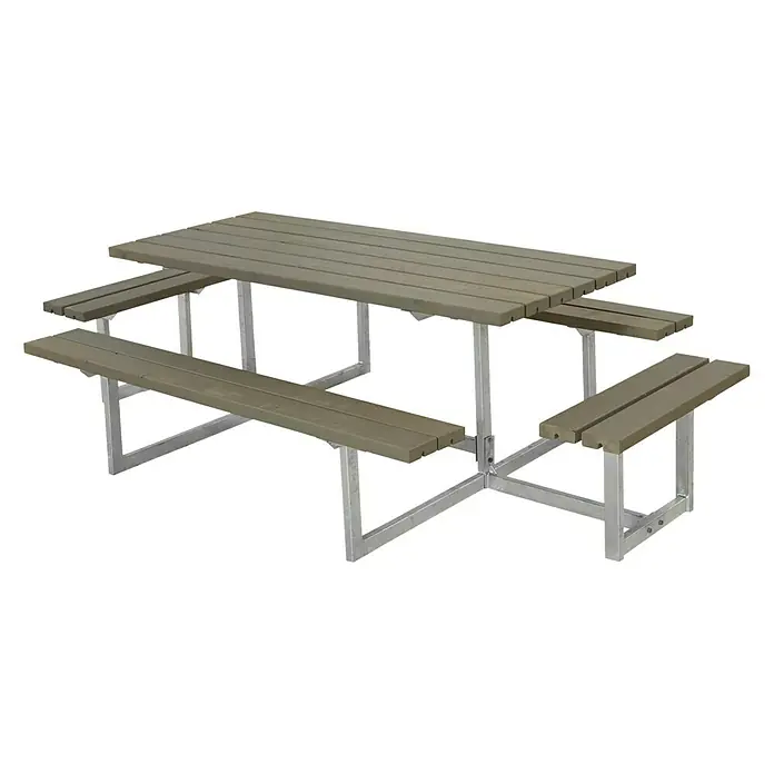 Plus Picknicktisch Basic - Graubraun, Kiefer/Fichte & Stahl, 8 Personen, ohne Rückenlehne - Eine robuste Picknickbank mit Tischplatte und Bänken aus Holzlatten, ideal für den Außenbereich. Das Gestell ist aus silberfarbenem Metall gefertigt.