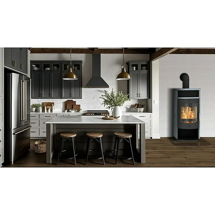 Fireplace Kaminofen Barcelona - 4,5 kW - 9,5 kW, Raumheizvermögen: 144 m³, Material Verkleidung: Speckstein, Schwarz - Einbauküche mit Kochinsel, Dunstabzugshaube, Hängelampen und Holzofen, der für Wärme und Ambiente sorgt. Zeitgemäßes Design mit rustikalem Charme.