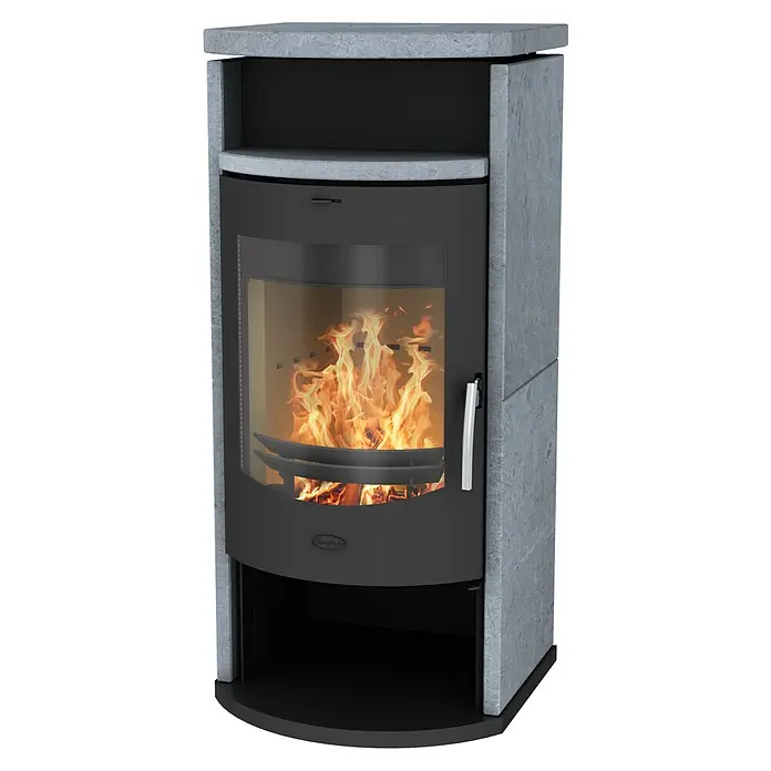 Fireplace Kaminofen Barcelona - 4,5 kW - 9,5 kW, Raumheizvermögen: 144 m³, Material Verkleidung: Speckstein, Schwarz - Das Bild zeigt einen Kaminofen mit einer Tür, hinter der das Feuer brennt. Der Ofen hat eine graue Steinoberfläche und ein modernes Design.