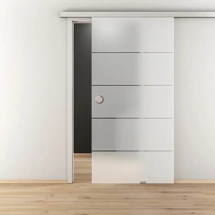 Diamond Doors Abstands-Set Linea 60 2.0 - Edelstahloptik, 2.000 x 185 x 63,5 mm, Passend für: Diamond Doors Glasschiebetür-Beschlag Linea 60 2.0 - Ein modernes, mattiertes Glasschiebetür-Design mit horizontalen Streifen und einem runden Türknauf in einem hellen Raum.