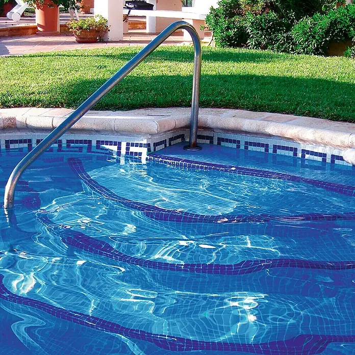 Malla mosaico Gresite - 31,6 x 31,6 cm, Azul claro, Resplandeciente - Escalones de piscina con mosaico azul y barandilla. Los escalones conducen suavemente al agua azul refrescante.