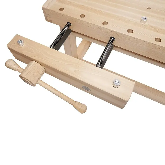 Ramia Hobelbank Premium Superb - L x B: 2.165 x 855 mm, Arbeitshöhe: 870 mm, Holz - Nahaufnahme einer Holzwerkbank mit Schraubstock. Ideal für Schreinerarbeiten und Heimwerkerprojekte.