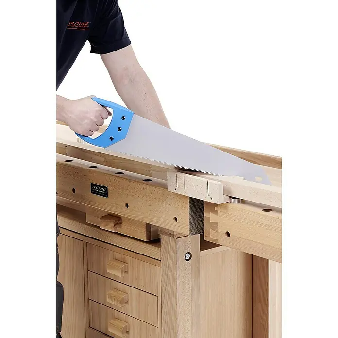 Ramia Hobelbank Premium Superb - L x B: 2.165 x 855 mm, Arbeitshöhe: 870 mm, Holz - Eine Person benutzt eine Handsäge auf einer RAMIA Werkbank, um präzise Holzarbeiten durchzuführen. Die Werkbank zeichnet sich durch ihre robuste Bauweise aus.