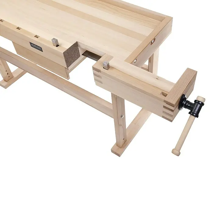 Ramia Hobelbank Premium 2 - L x B: 1.610 x 760 mm, Arbeitshöhe: 860 mm, Holz - Detailaufnahme einer Hobelbank aus hellem Holz mit einer Zange und einer schwarzen Schraube. Ideal für Werkstätten.