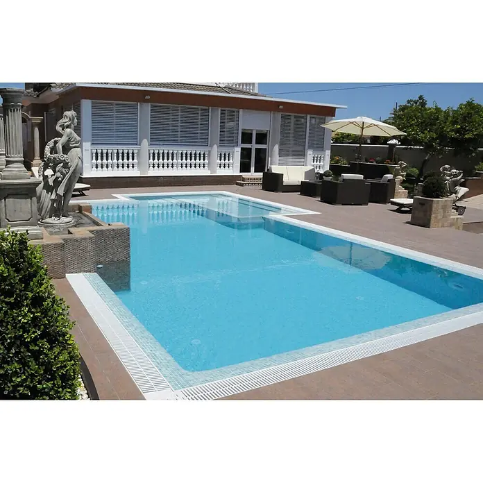 Malla mosaico Gresite - 31,6 x 31,6 cm, Azul claro, Resplandeciente - Una piscina rectangular con agua turquesa y un borde blanco en un jardín lujoso con estatuas y muebles de asiento.