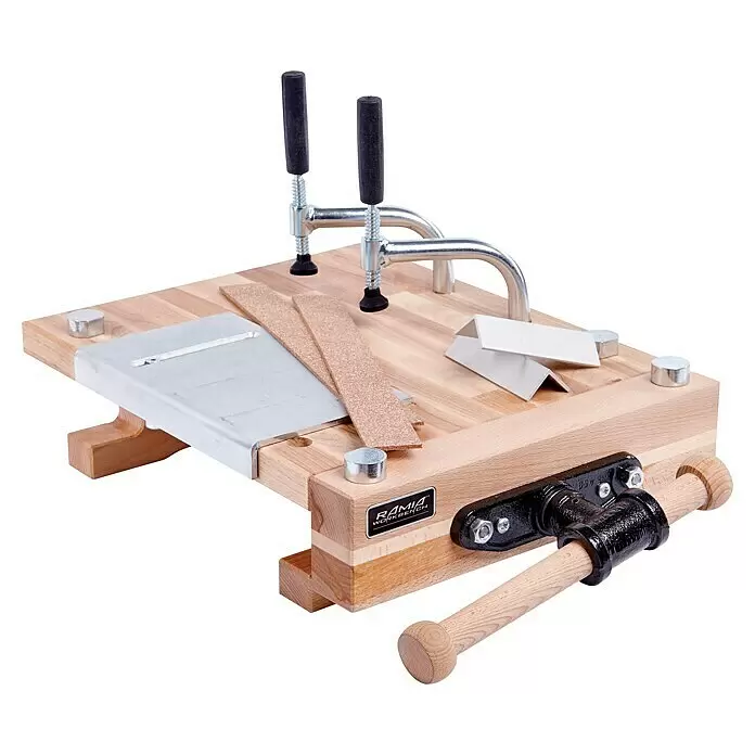 Ramia Werkbank Tragbar Clever Werktop - L x B: 56 x 36 cm, Arbeitshöhe: 11 cm, Belastbarkeit: 100 kg - Kleine Holz-Werkbank mit schwarzem Metallschraubstock, zwei Metallklemmen und Zubehör für Holzarbeiten.
