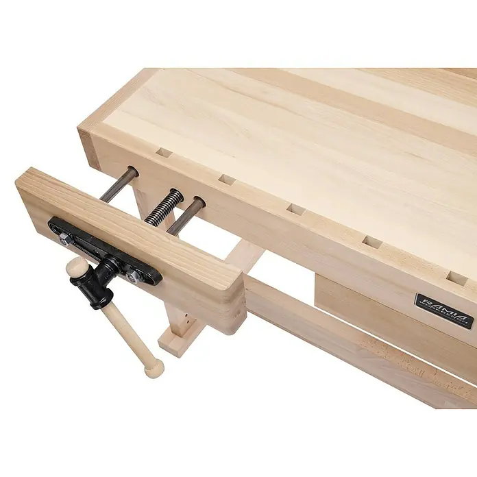 Ramia Hobelbank Premium 2 - L x B: 1.610 x 760 mm, Arbeitshöhe: 860 mm, Holz - Detailaufnahme einer Hobelbank mit Schraubstock. Die helle Holzoberfläche und die präzise Verarbeitung fallen ins Auge.