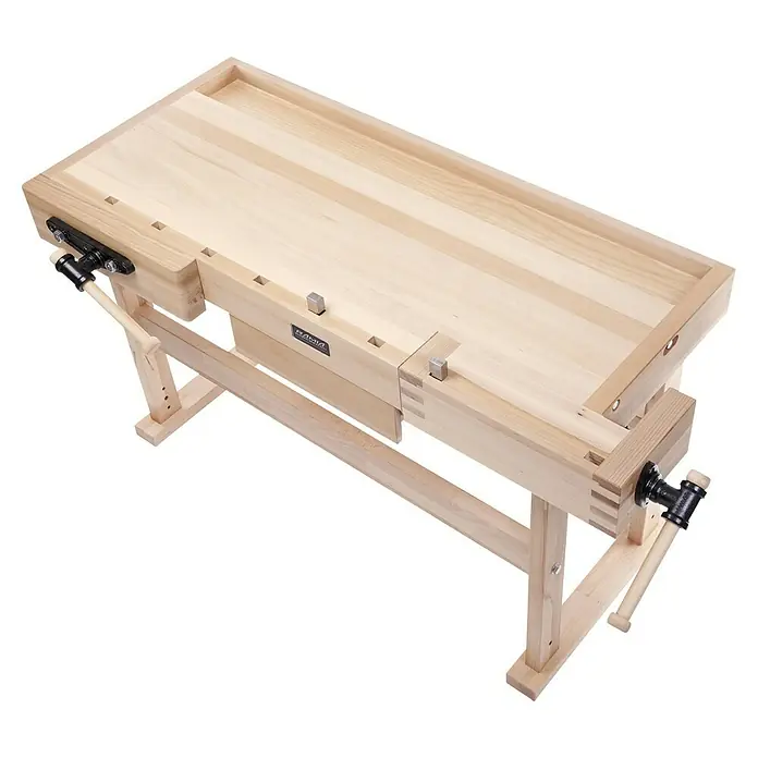 Ramia Hobelbank Premium 2 - L x B: 1.610 x 760 mm, Arbeitshöhe: 860 mm, Holz - Hochwinkelaufnahme einer hellen RAMIA Werkbank aus Holz mit Zwingen und einer eingelassenen Ablagefläche.
