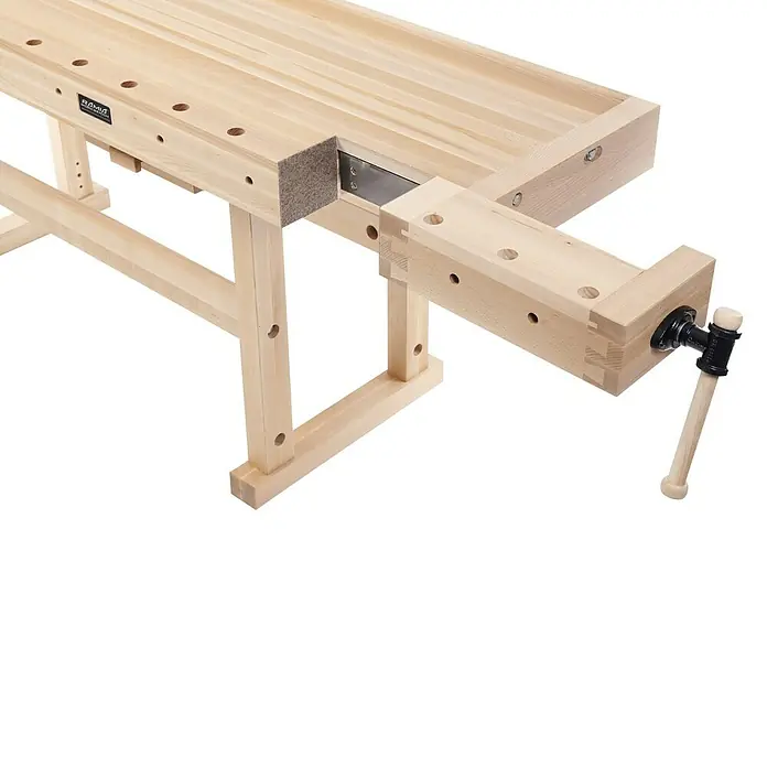Ramia Hobelbank Premium Monster - L x B: 2.120 x 790 mm, Arbeitshöhe: 870 mm, Holz - Detailansicht einer Hobelbank aus Holz mit Schraubstock, die für Schreinerarbeiten verwendet wird. Solide Bauweise und vielseitig.