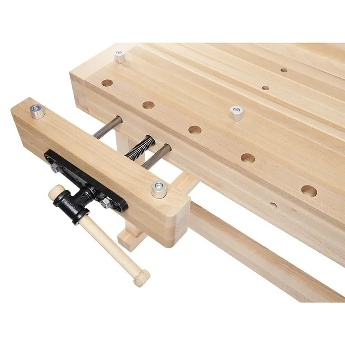 Ramia Hobelbank Premium Monster - L x B: 2.120 x 790 mm, Arbeitshöhe: 870 mm, Holz - Nahaufnahme einer hölzernen Hobelbank mit Schraubstock, die sich ideal für Holzbearbeitungsprojekte eignet. Robuste Konstruktion für präzises Arbeiten.