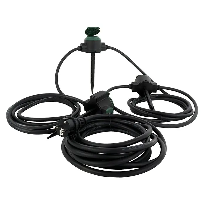 REV Verlängerungskabel - 10 m, Grün / Schwarz, IP44, H07RN-F - Das Bild zeigt ein dreifaches Gartensteckdosenset mit Kabeln und einem Stecker. Die Gartensteckdose ist wasserdicht und für den Außenbereich geeignet.